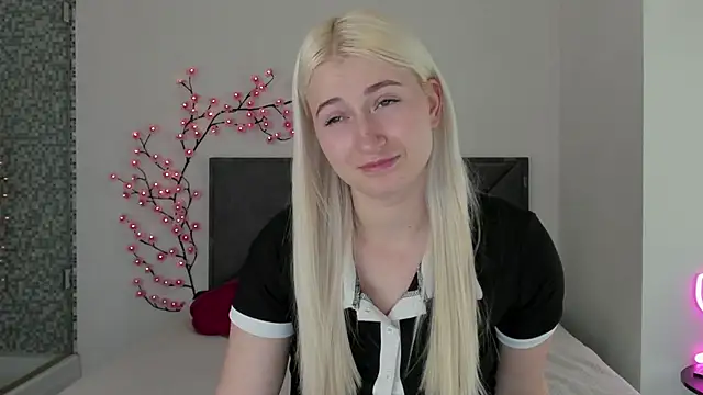 HollyTailors online show from 03-22-26, 01:34