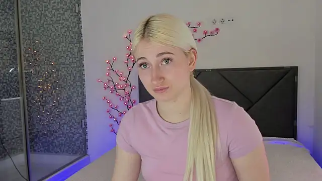 HollyTailors online show from 03-15-26, 01:07