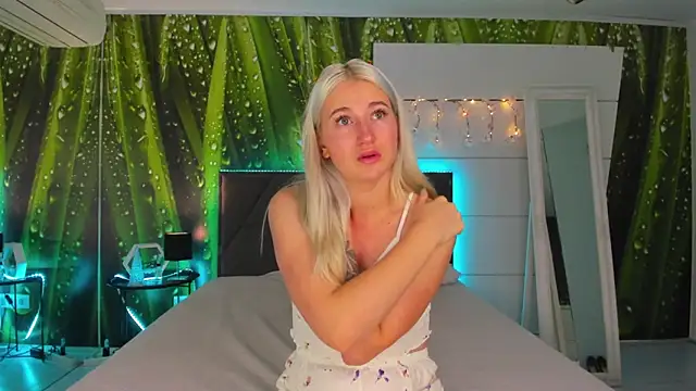 HollyTailors online show from 10-23-25, 05:28