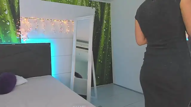 HollyTailors online show from 09-17-25, 05:31