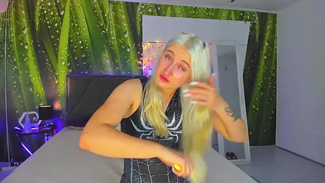 HollyTailors online show from 10-30-25, 06:34