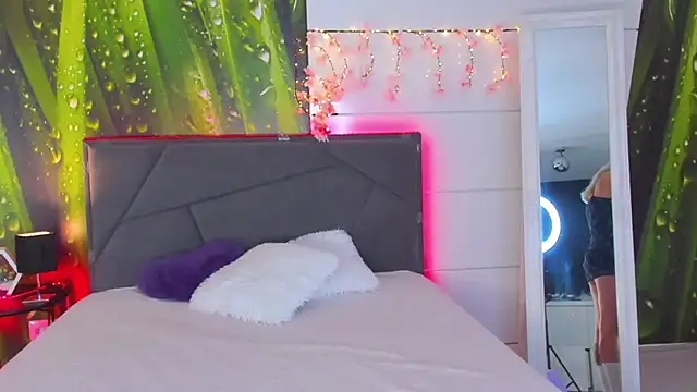 HollyTailors online show from 09-25-25, 05:13