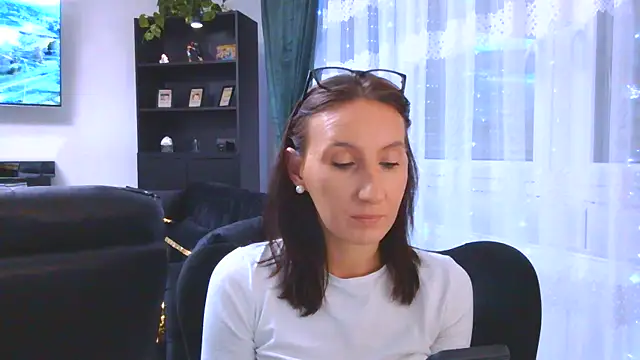 Emilia Mausi online show from 11-20-25, 07:58