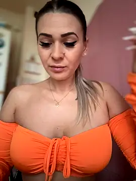 iSelena online show from 10-13-25, 04:58