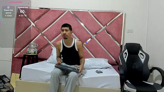 Snapshot of AxelAndJeremy chatting on 09-25-25, 03:56 AxelAndJeremy online show from 09-25-25, 03:56