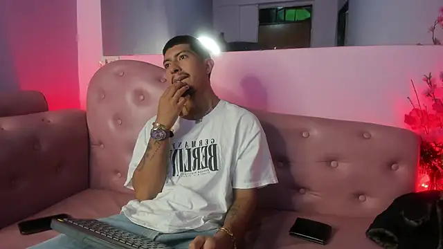 Snapshot of AxelAndJeremy chatting on 09-28-25, 01:45 AxelAndJeremy online show from 09-28-25, 01:45