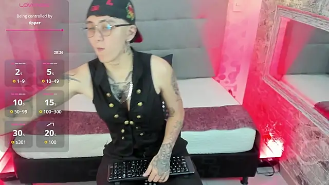 Snapshot of emahills__axelrose chatting on 10-17-25, 02:15 emahills  axelrose online show from 10-17-25, 02:15