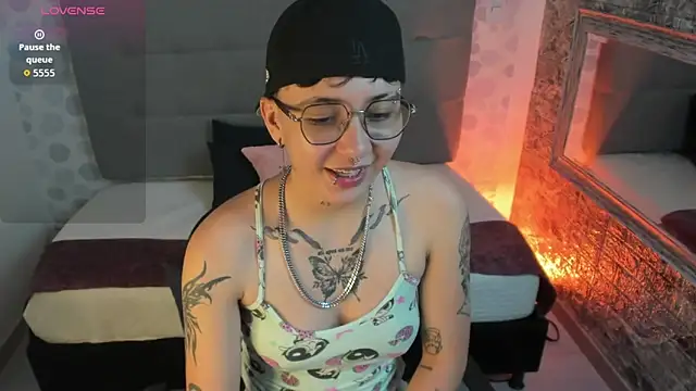 Snapshot of emahills__axelrose chatting on 10-27-25, 01:23 emahills  axelrose online show from 10-27-25, 01:23