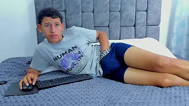 Snapshot of Felipe_Gonzales chatting on 10-10-25, 12:39 Felipe Gonzales online show from 10-10-25, 12:39