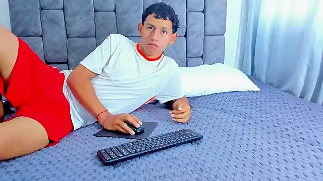 Snapshot of Felipe_Gonzales chatting on 10-12-25, 12:39 Felipe Gonzales online show from 10-12-25, 12:39