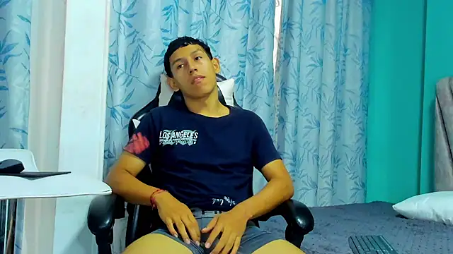 Snapshot of Felipe_Gonzales chatting on 09-28-25, 12:45 Felipe Gonzales online show from 09-28-25, 12:45