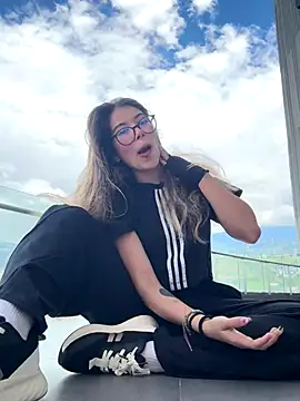 Snapshot of Caitlin_Cat chatting on 09-19-25, 05:17 Caitlin Cat online show from 09-19-25, 05:17
