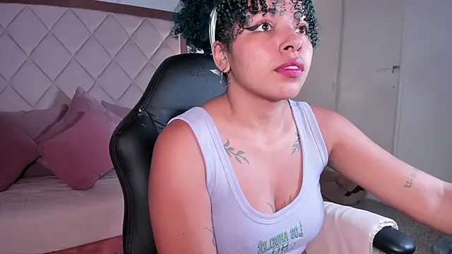 Snapshot of momo_ayasse chatting on 11-10-25, 09:53 momo ayasse online show from 11-10-25, 09:53