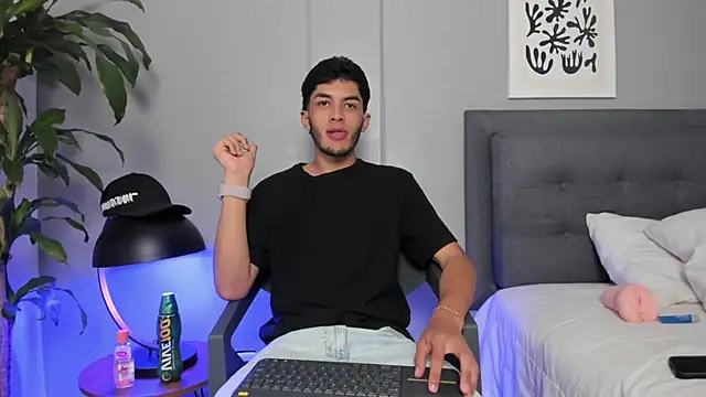 Tylerffoxx online show from 06-18-26, 09:42