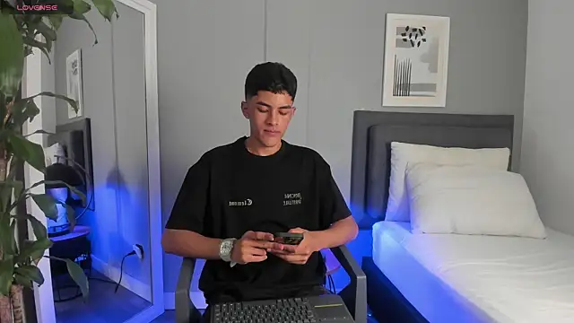 Tylerffoxx online show from 10-02-25, 08:23