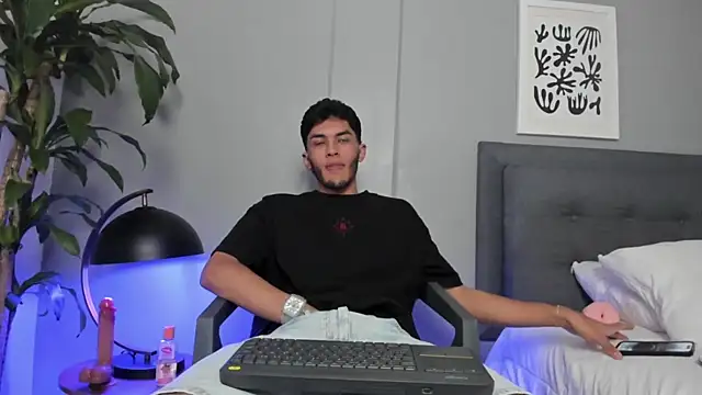 Tylerffoxx online show from 06-24-26, 09:23