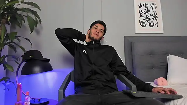 Tylerffoxx online show from 06-19-26, 09:53