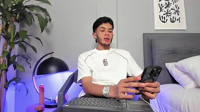 Tylerffoxx online show from 06-26-26, 11:10
