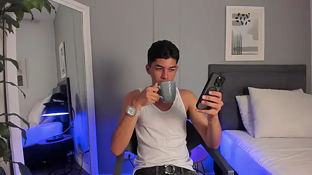 Tylerffoxx online show from 10-12-25, 08:43