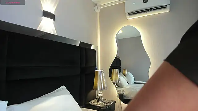 CarolineLee  online show from 02-04-26, 10:49