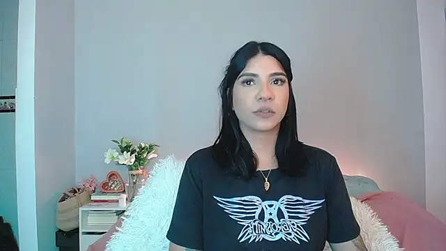 Laura-angeel online show from 11-24-25, 07:03