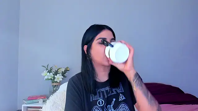 Laura-angeel online show from 11-29-25, 07:03