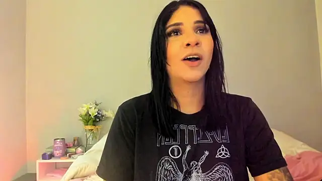 Laura-angeel online show from 12-20-25, 05:27