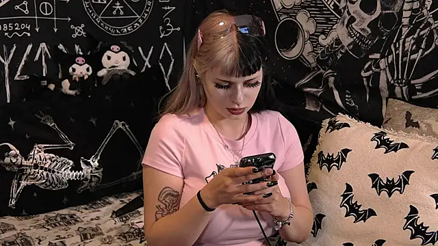 Paige Turner online show from 04-24-26, 01:18