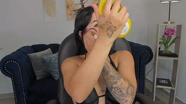 Saskia litt online show from 12-19-25, 03:43