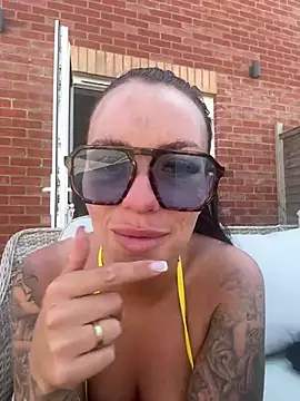 Snapshot of BELLABLACKXUK chatting on 06-19-26, 12:33 BELLABLACKXUK online show from 06-19-26, 12:33