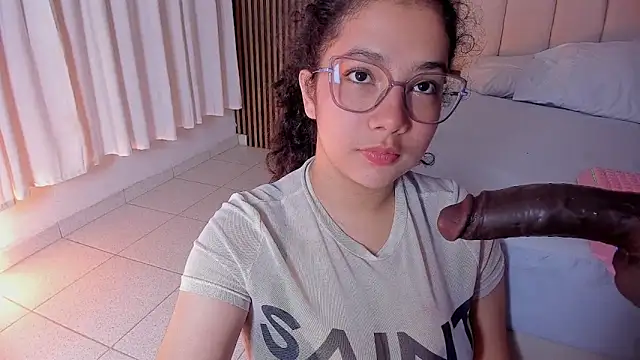 Snapshot of LunaRosse_ chatting on 05-22-26, 10:35 LunaRosse online show from 05-22-26, 10:35