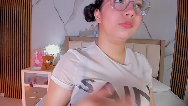 Snapshot of LunaRosse_ chatting on 06-19-26, 11:27 LunaRosse online show from 06-19-26, 11:27