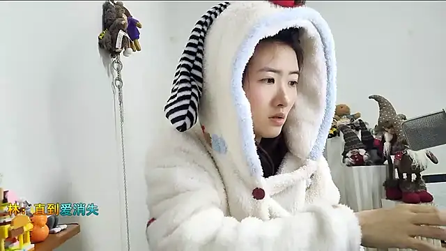 Snapshot of Moonlight-23 chatting on 12-15-25, 01:06 Moonlight-23 online show from 12-15-25, 01:06