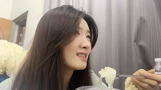 Snapshot of Moonlight-23 chatting on 11-21-25, 12:59 Moonlight-23 online show from 11-21-25, 12:59