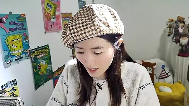 Snapshot of Moonlight-23 chatting on 10-31-25, 02:24 Moonlight-23 online show from 10-31-25, 02:24