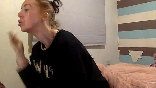 Snapshot of Bellababexox chatting on 05-27-26, 01:04 Bellababexox online show from 05-27-26, 01:04