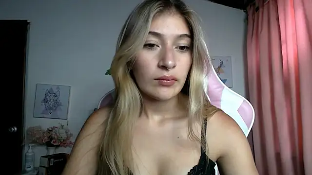 Snapshot of SophiaaLee chatting on 05-08-26, 08:34 SophiaaLee online show from 05-08-26, 08:34