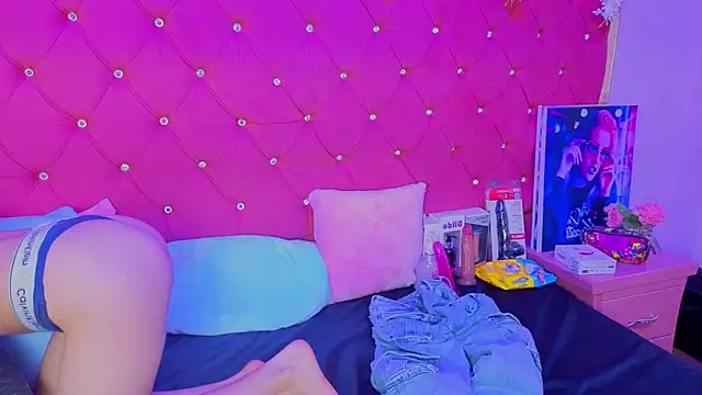 Nanis James online show from 10-28-25, 02:45