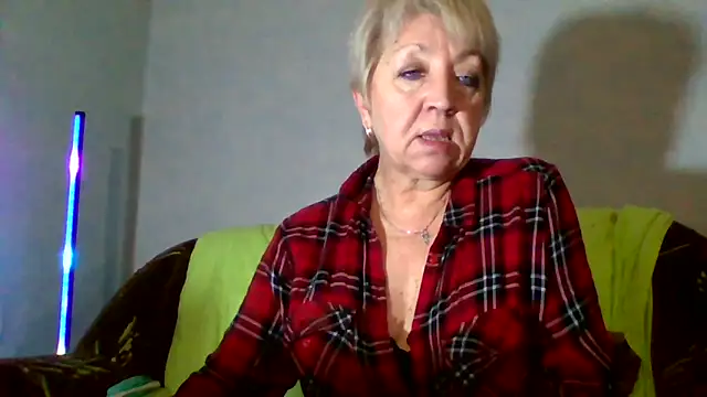 Snapshot of DianaQDream chatting on 02-26-26, 03:34 DianaQDream online show from 02-26-26, 03:34