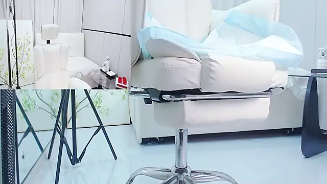 Eileen-L online show from 12-20-25, 05:10