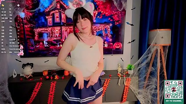 Honeey Beee online show from 10-29-25, 05:45