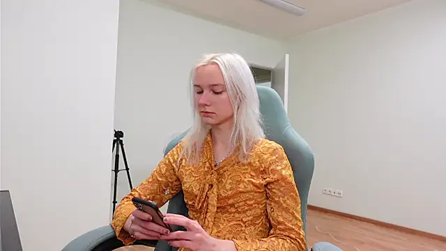 Laura Chaplin online show from 11-23-25, 06:45