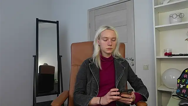 Laura Chaplin online show from 10-12-25, 12:39