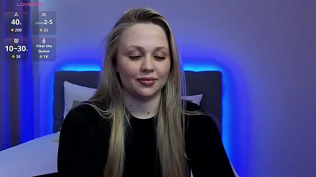Snapshot of Estella_Elwood chatting on 10-18-25, 04:31 Estella Elwood online show from 10-18-25, 04:31