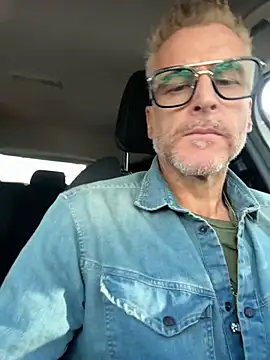 Snapshot of Axl_hot chatting on 09-20-25, 07:35 Axl hot online show from 09-20-25, 07:35