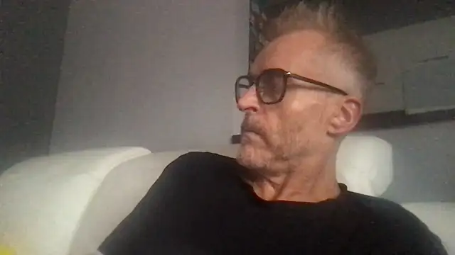 Snapshot of Axl_hot chatting on 09-23-25, 04:14 Axl hot online show from 09-23-25, 04:14