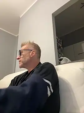 Snapshot of Axl_hot chatting on 09-26-25, 07:43 Axl hot online show from 09-26-25, 07:43