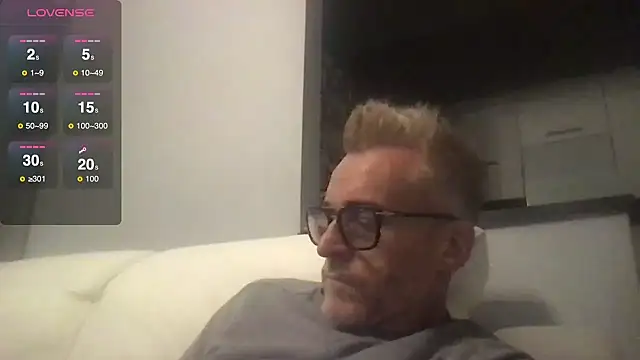 Snapshot of Axl_hot chatting on 10-11-25, 07:59 Axl hot online show from 10-11-25, 07:59