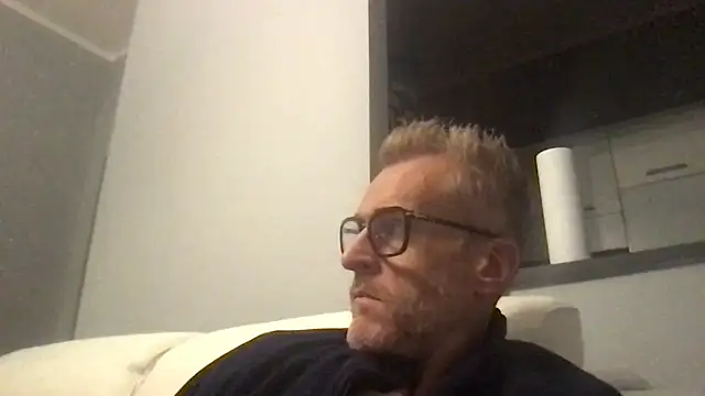 Axl hot online show from 11-22-25, 07:57