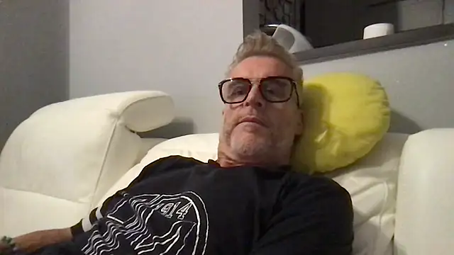 Axl hot online show from 06-11-26, 09:34
